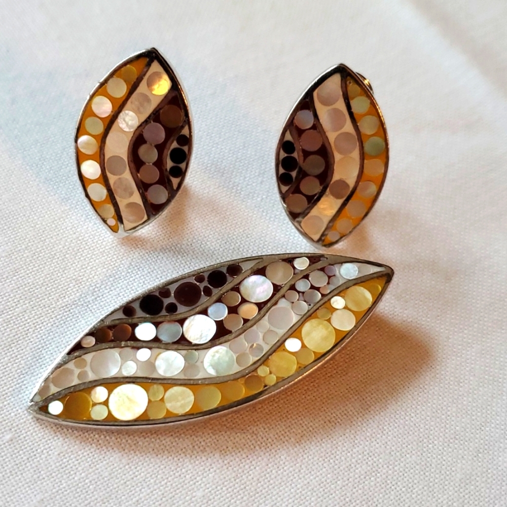 Sterling silver pendant and earrings set inlaid with mother of pearls